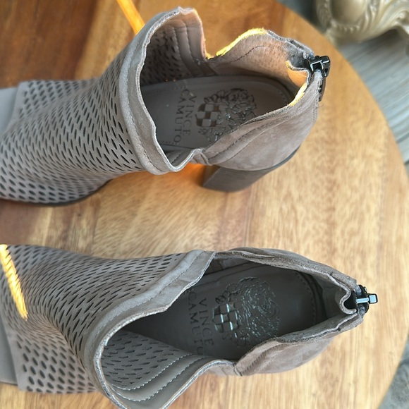 NWT Vince Camuto Katnina Beige Leather Laser Cut Ankle Booties Size 4.5 34 - Picture 6 of 13